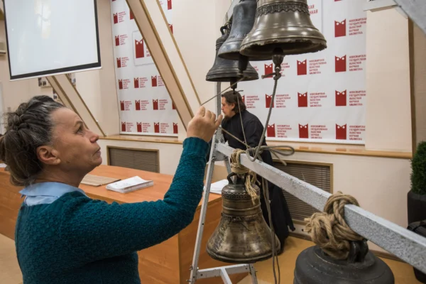 Старинные колокола звучали в библиотеке