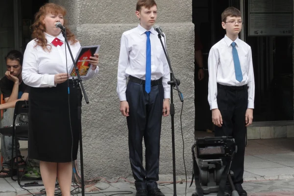 Концерт на ступеньках библиотеки в День памяти и скорби